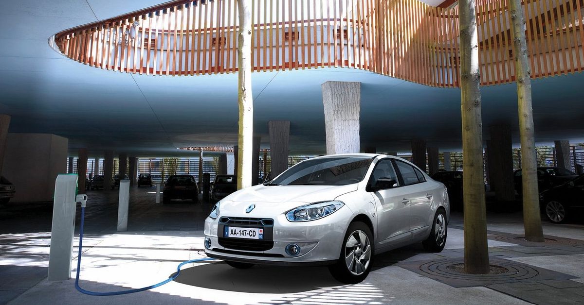 White 2013 Renault Fluence ZE front view 