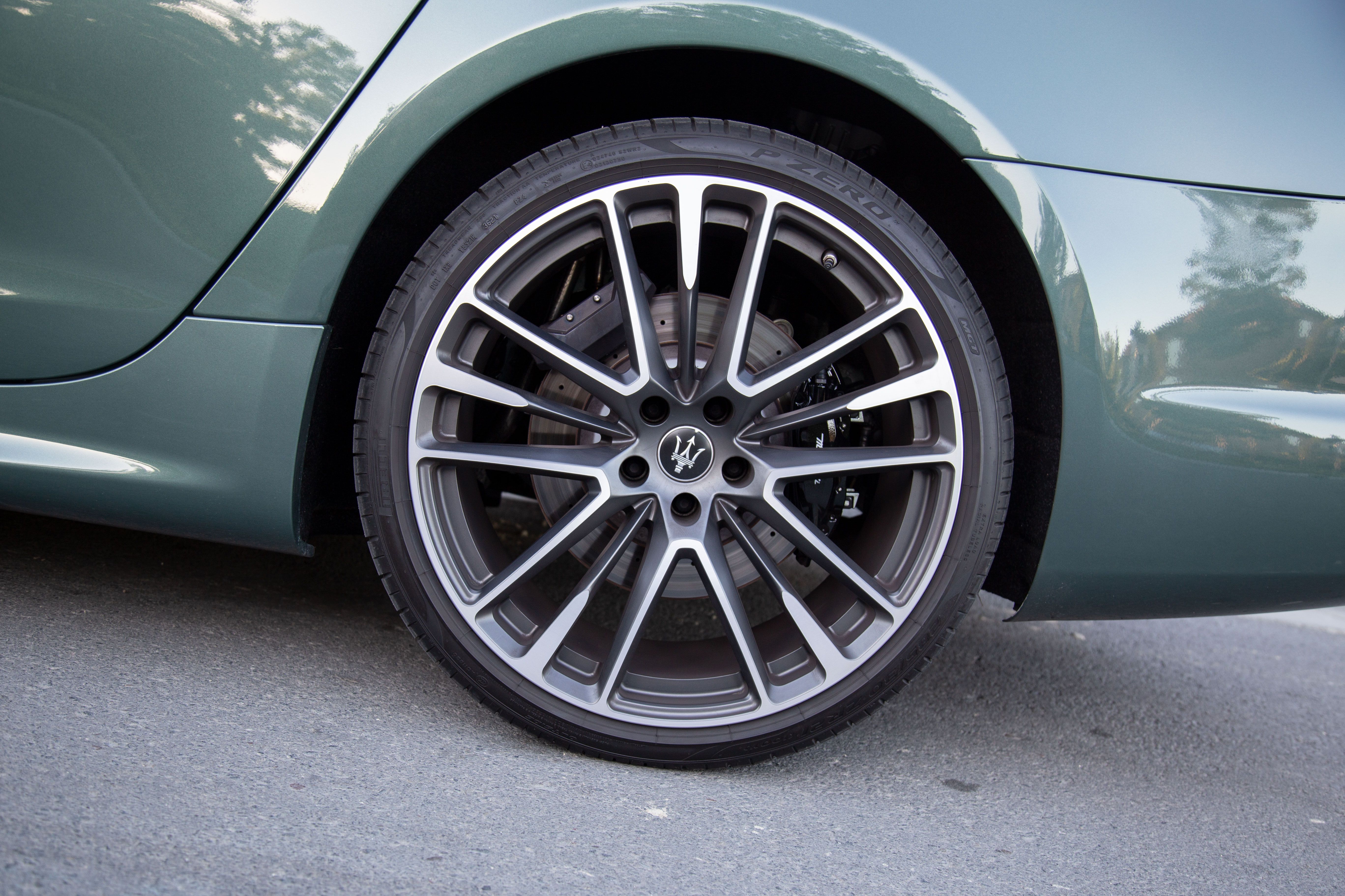 Maserati Quattroporte Trofeo 2022 rim and tires