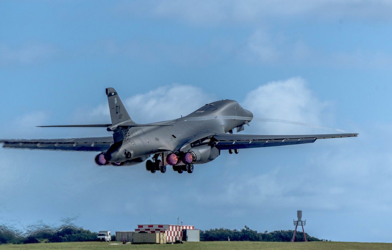 Rockwell B-1B Lancer Pictured Taking Off