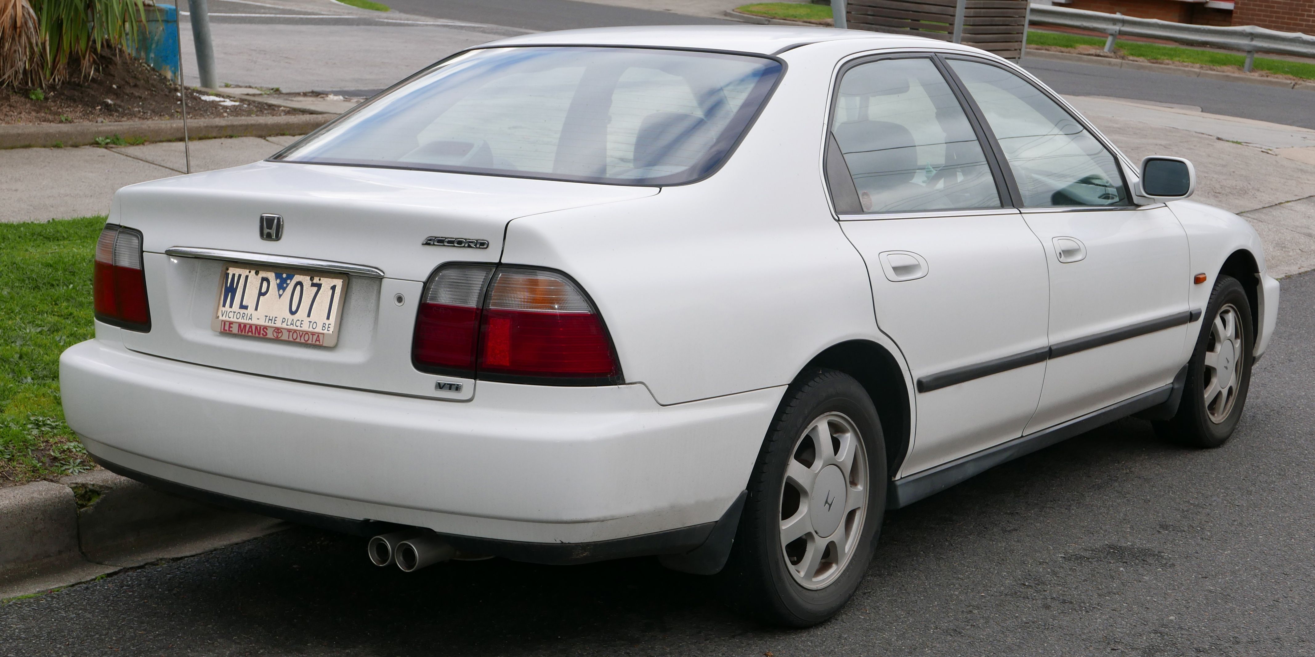 1997 Honda Accord VTi sedan 2 Cropped