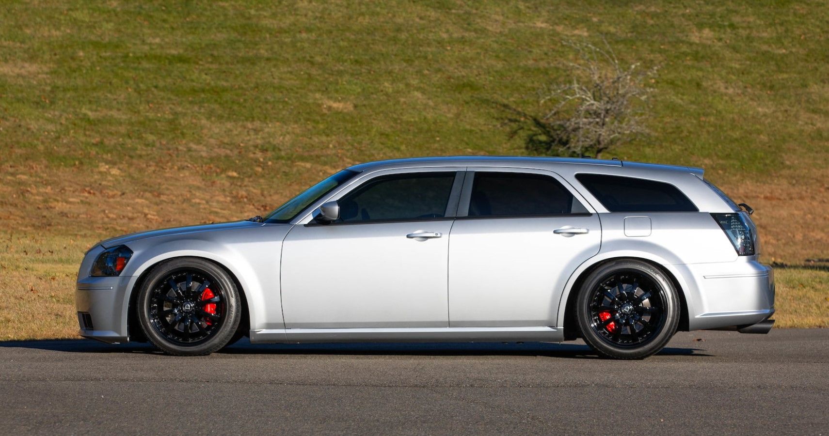 Dodge Magnum SRT8 side view