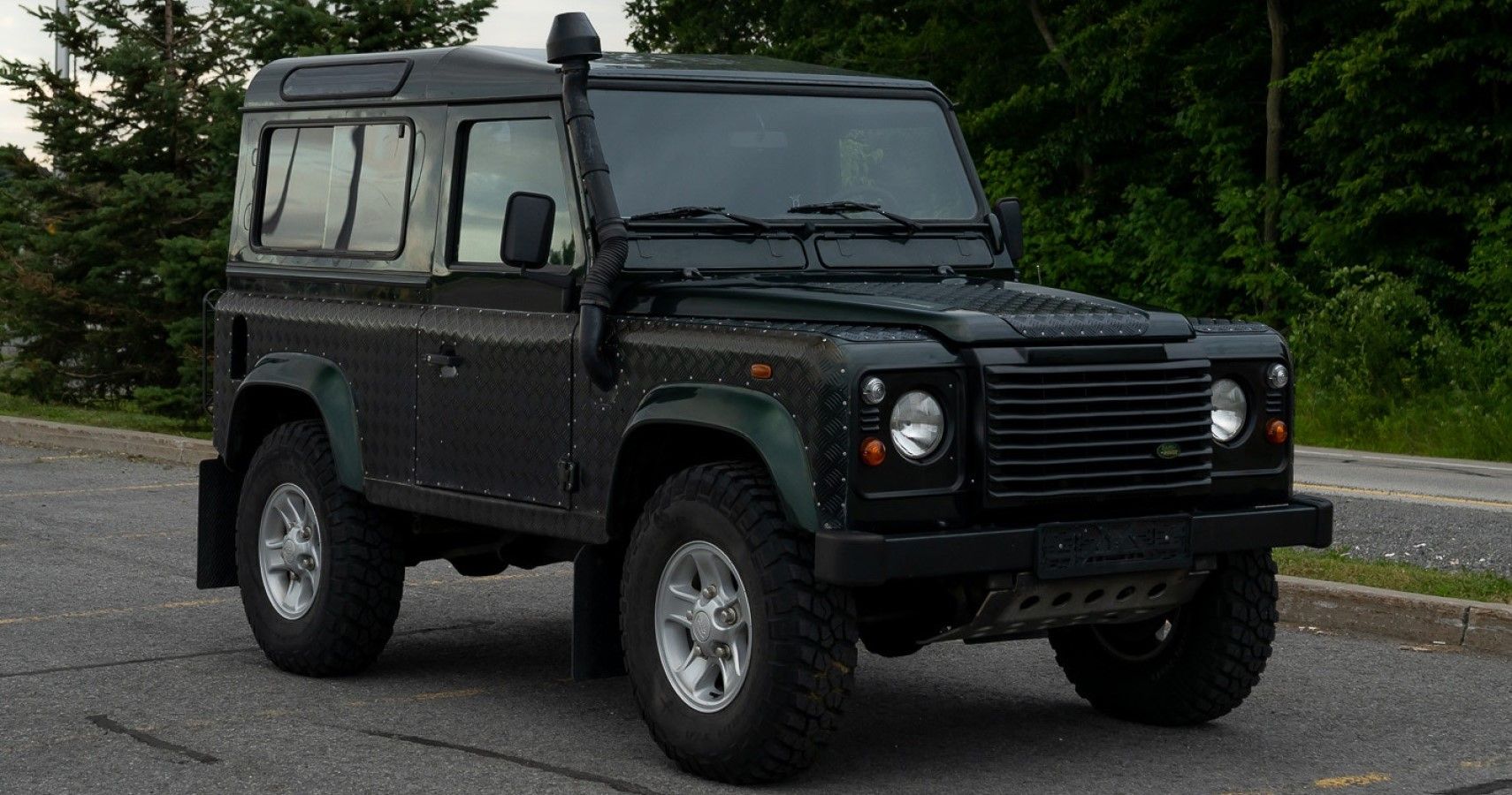 el Land Rover Defender del 2000 tiene un aspecto radical