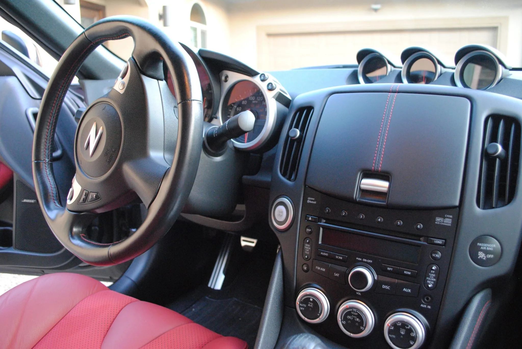 2010-nissan-370z-coupe-interior