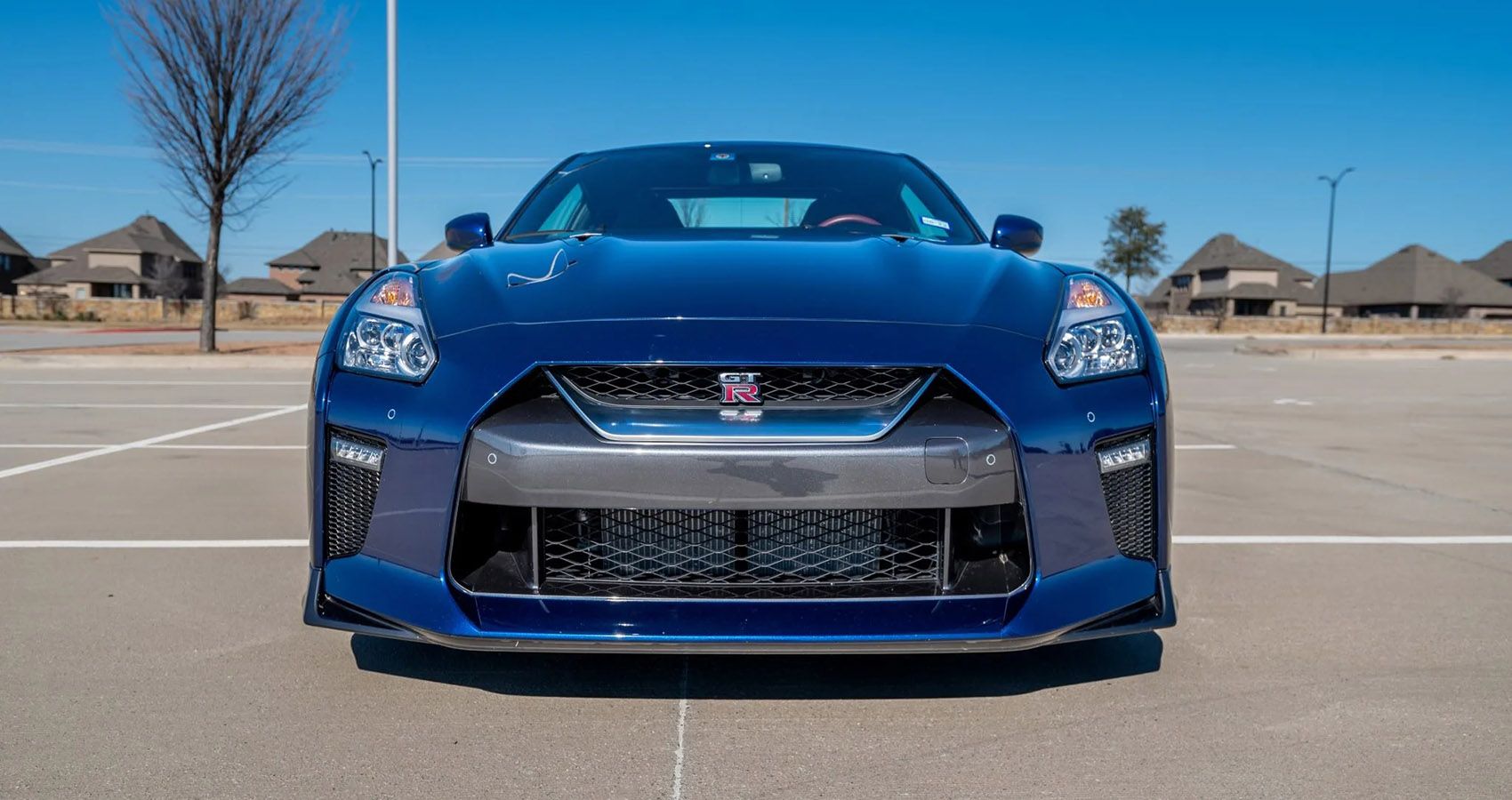 2017-nissan-gt-r-front-view