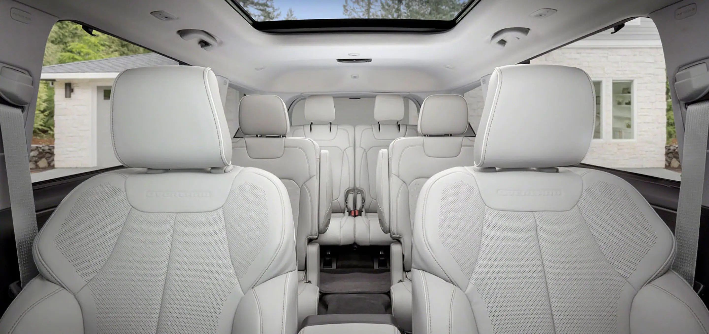 Three rows of seating inside the 2022 Jeep Grand Cherokee.