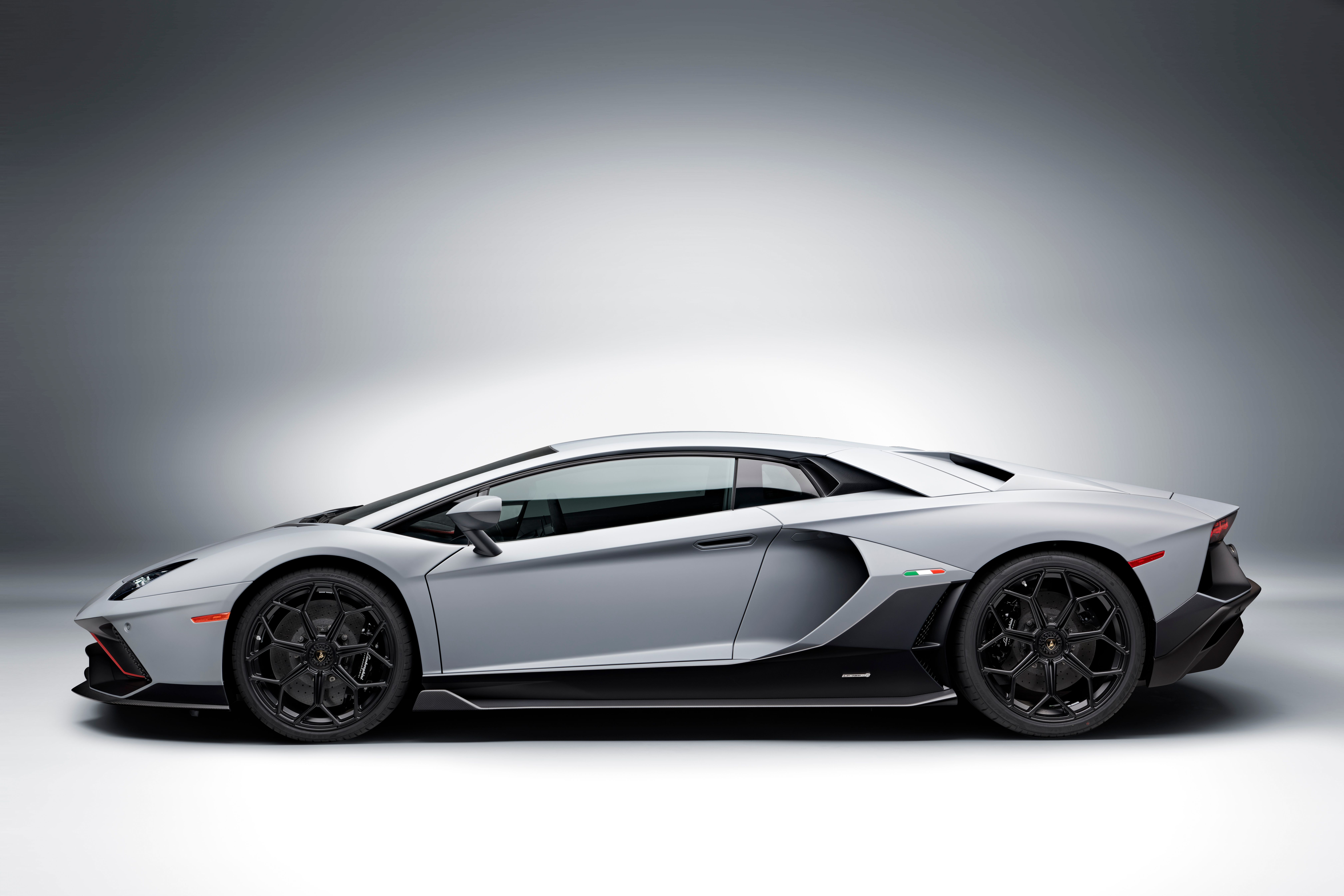 2022-Lamborghini-Aventador-Ultimae-Side-1