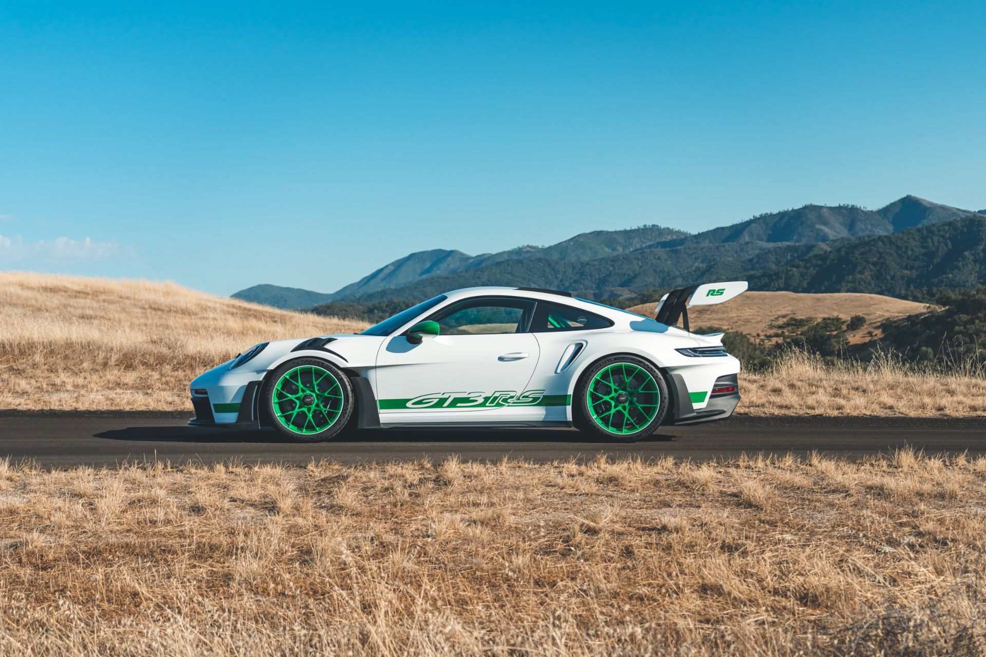 10 Reasons Why The Porsche 911 GT3 RS Is The Perfect Car For Driving