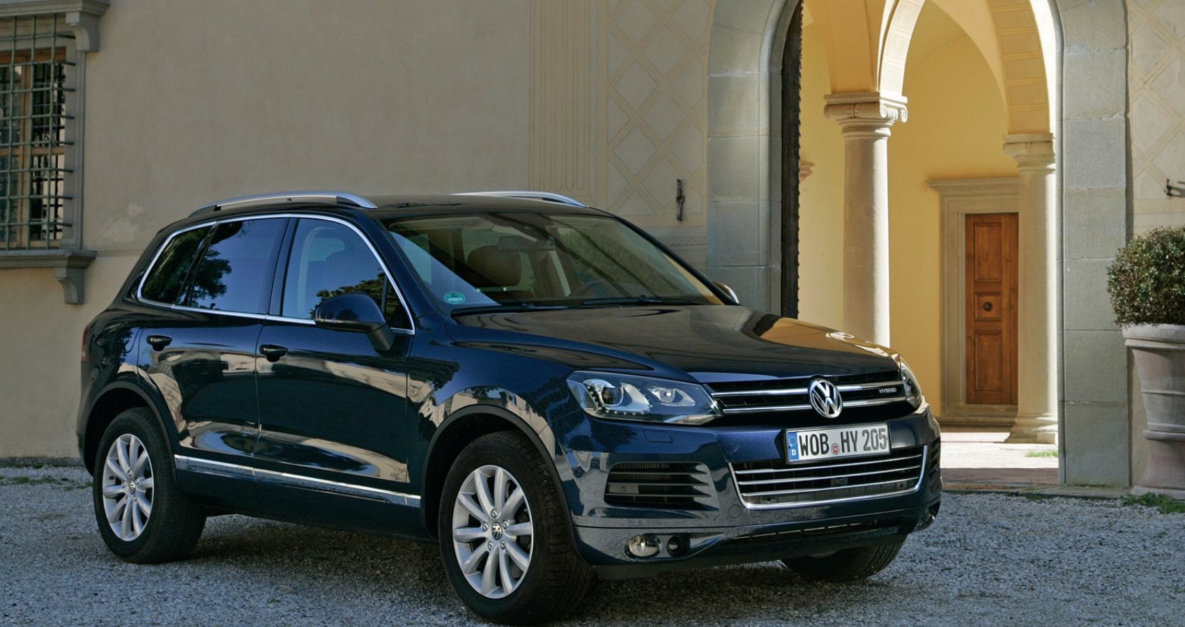 Front three quarter profile of the 2010 Volkswagen Touareg