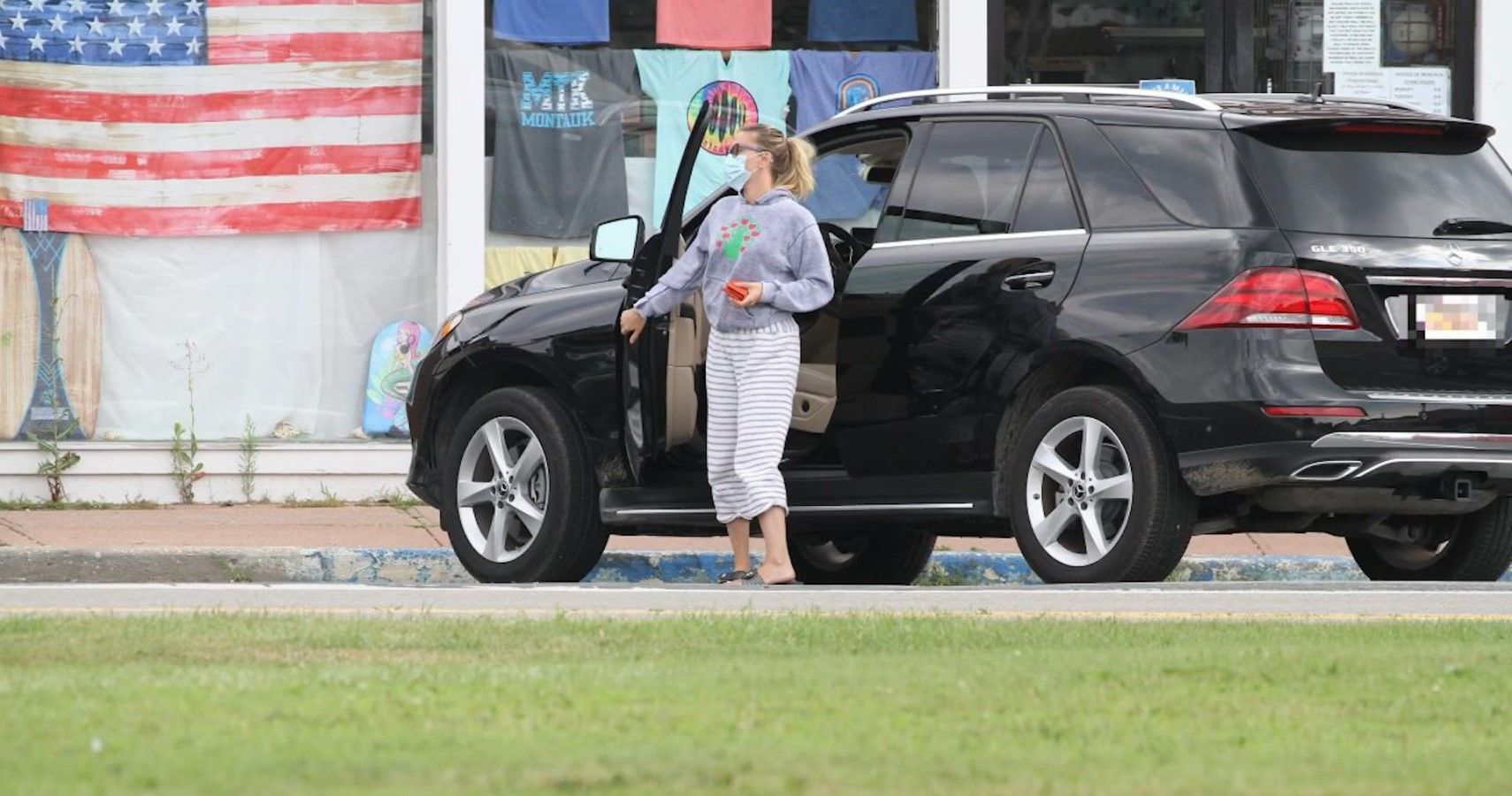 Scarlett Johansson with her Mercedes-Benz GLE 350