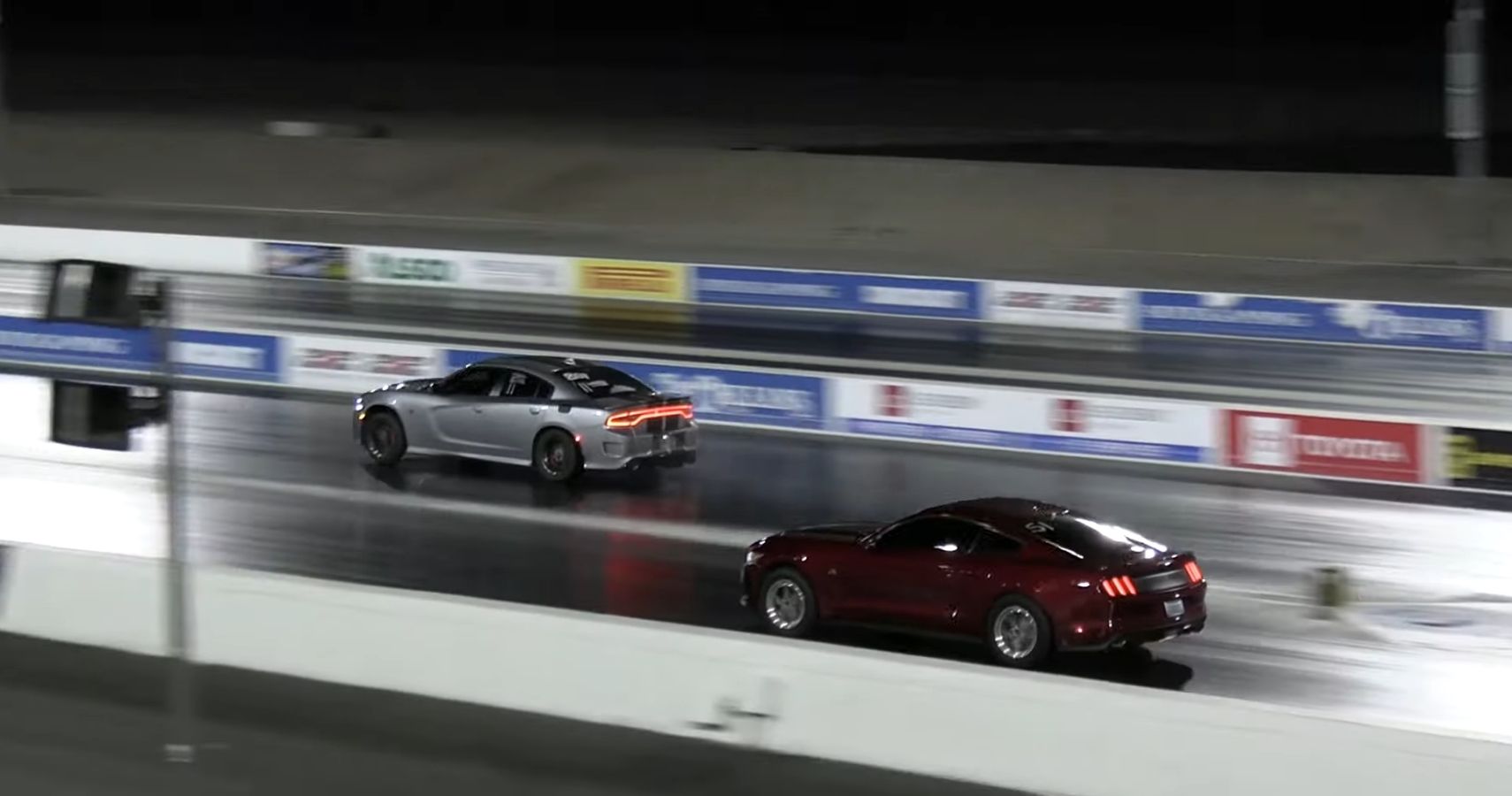 Drag Race Hellcat Charger vs Ecoboost Mustang