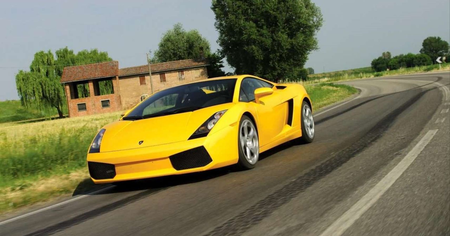 Lamborghini-Gallardo-2003 Front Quarter View On Italian Roads In Yellow