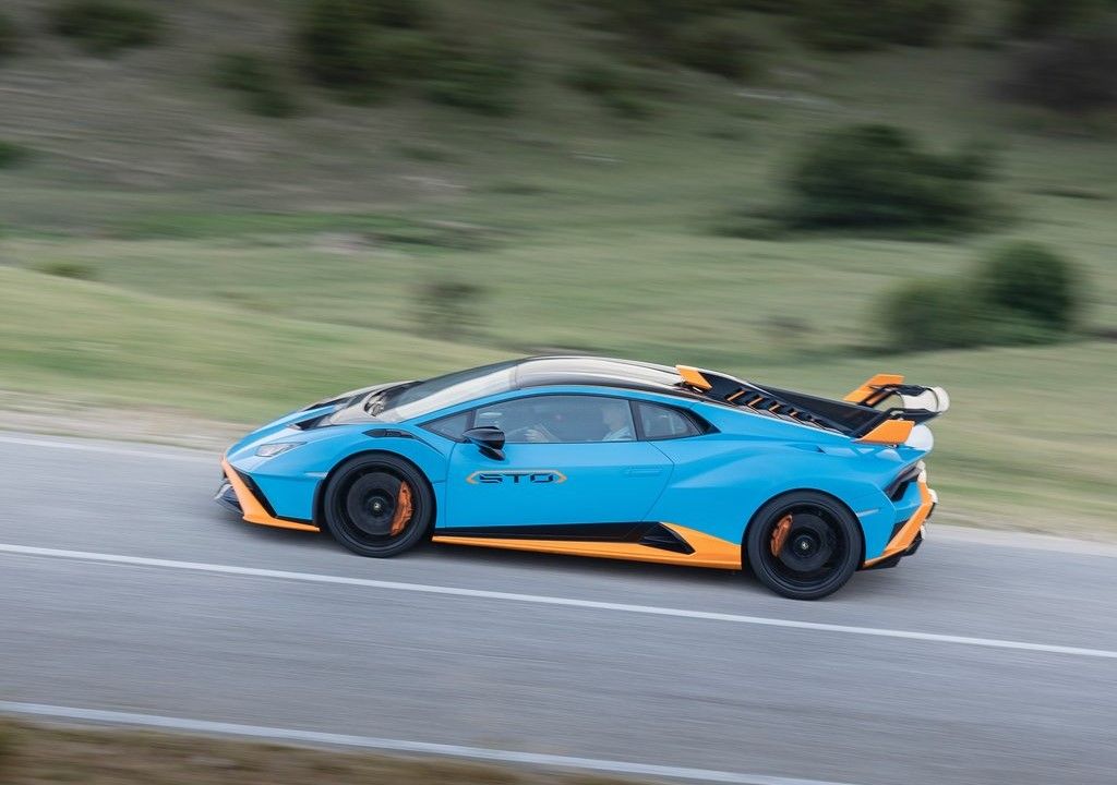 Lamborghini-Huracan_STO-2021-driving