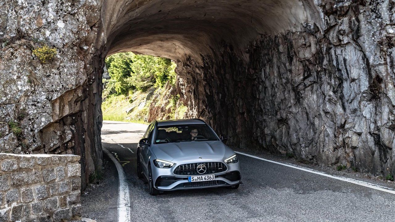 Mercedes-Benz-C43_AMG_Estate-Tunnel-1