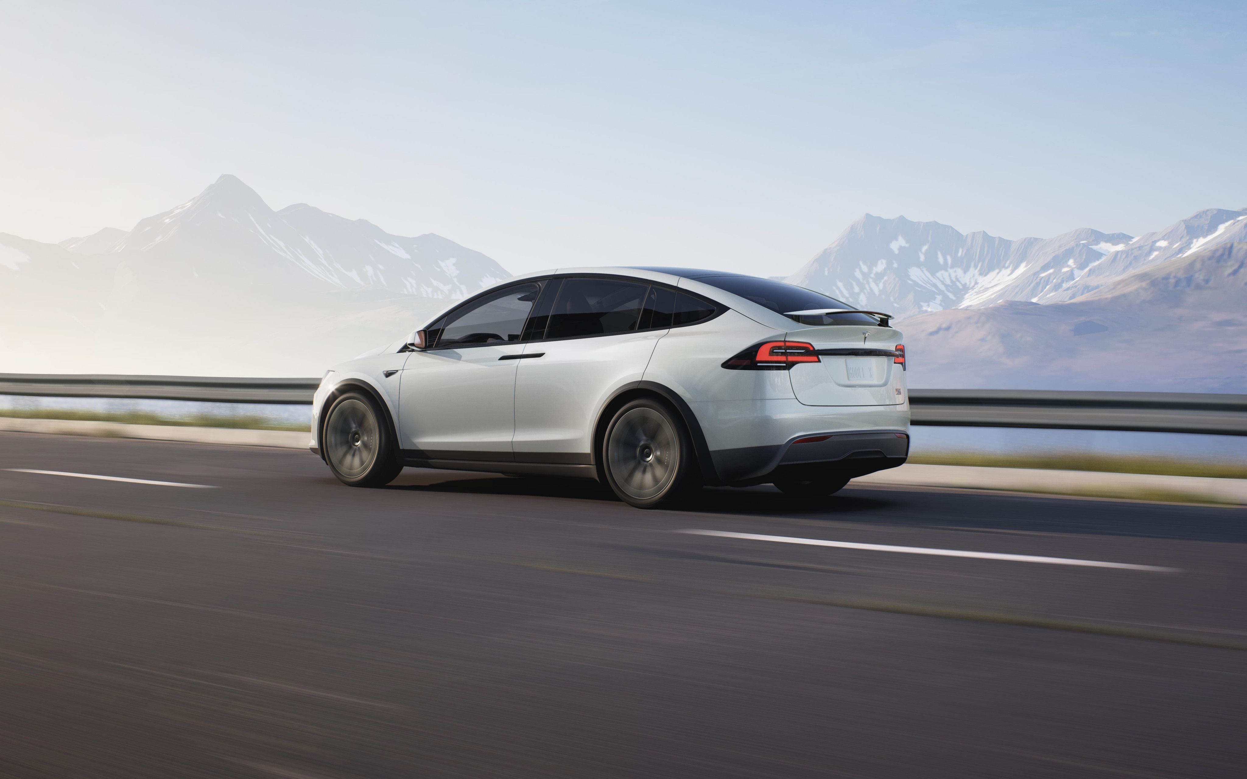 These Are Our Favorite Features Of The Tesla Model X Plaid