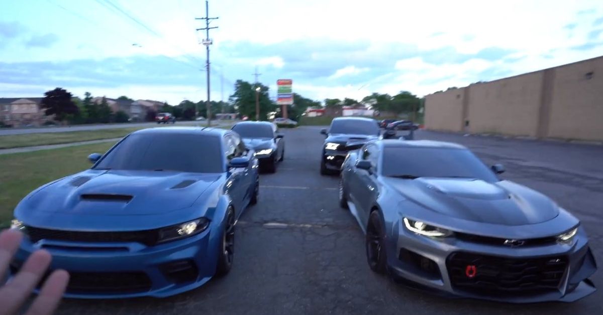Canal de YouTube de MotorTube Un Charger Hellcat azul junto a un Camaro ZL1 plateado
