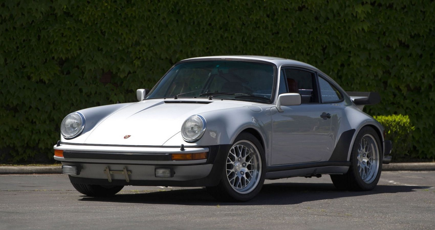 Here's What Makes The Porsche 930 Turbo One Of The Best Classic Sports Cars