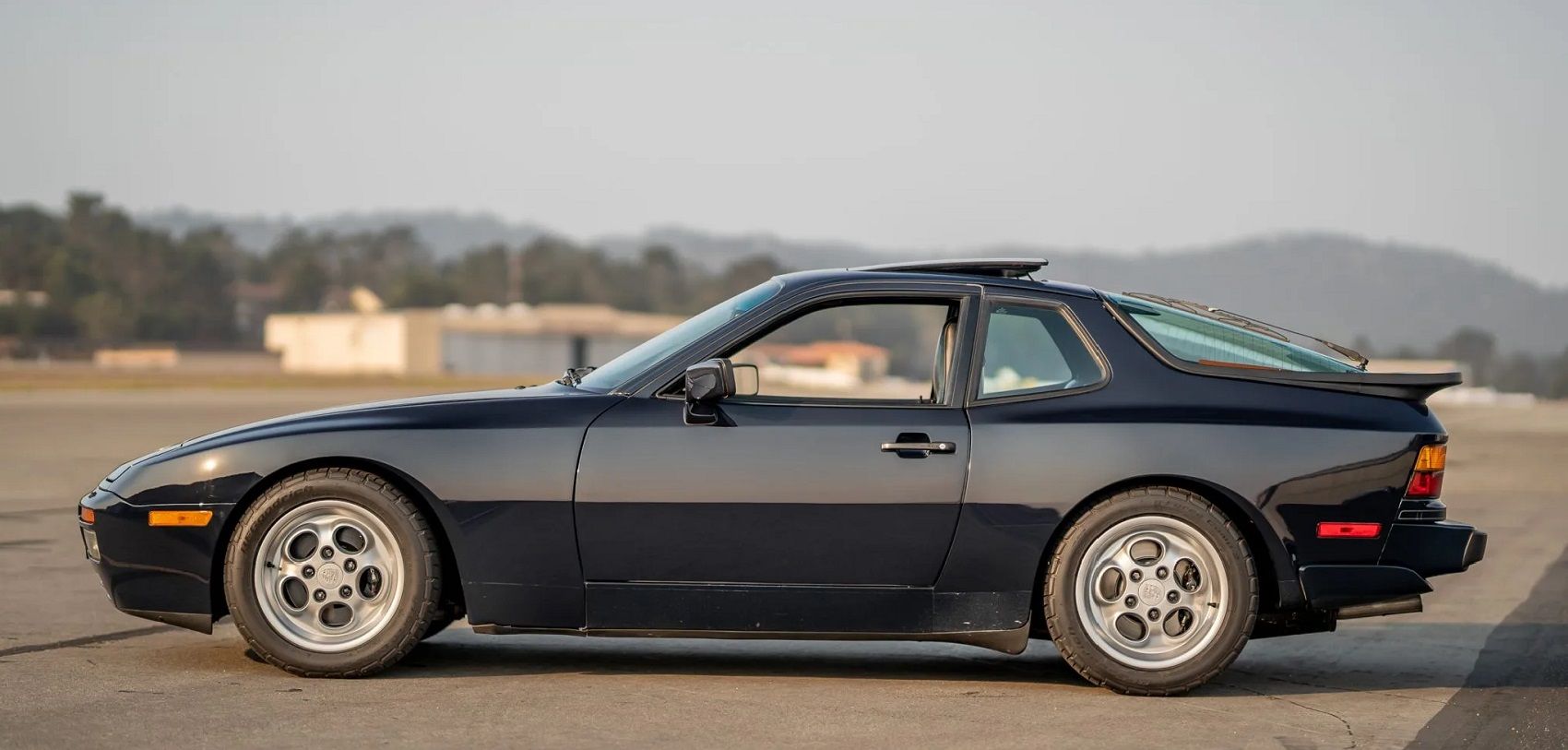 Porsche 944 Turbo - side view