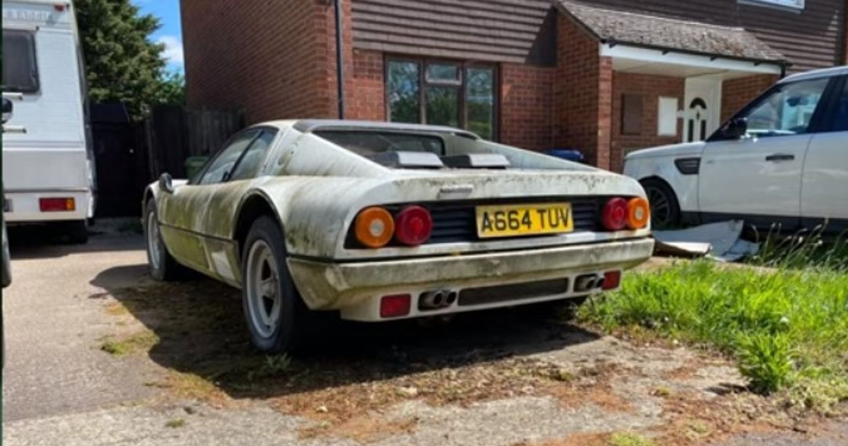 Vista traseira do canal VINwiki no YouTube da Ferrari 512bbi branca negligenciada