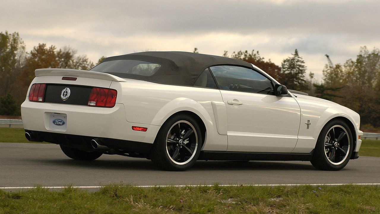 ford_mustang_2006_Rear