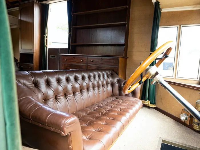 1914 Ford Model T Caravan leather couch 