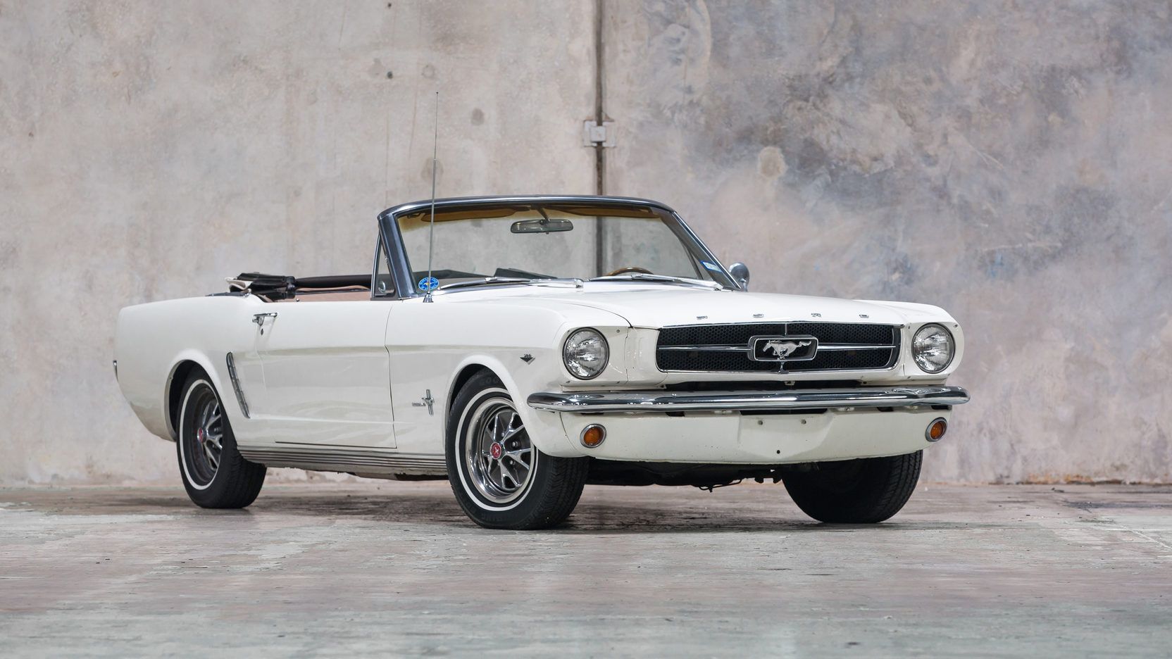 White Ford-Mustang