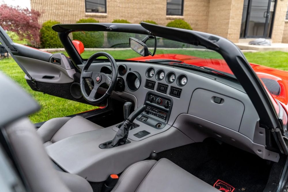 1992 Dodge Viper RT/10 interior 