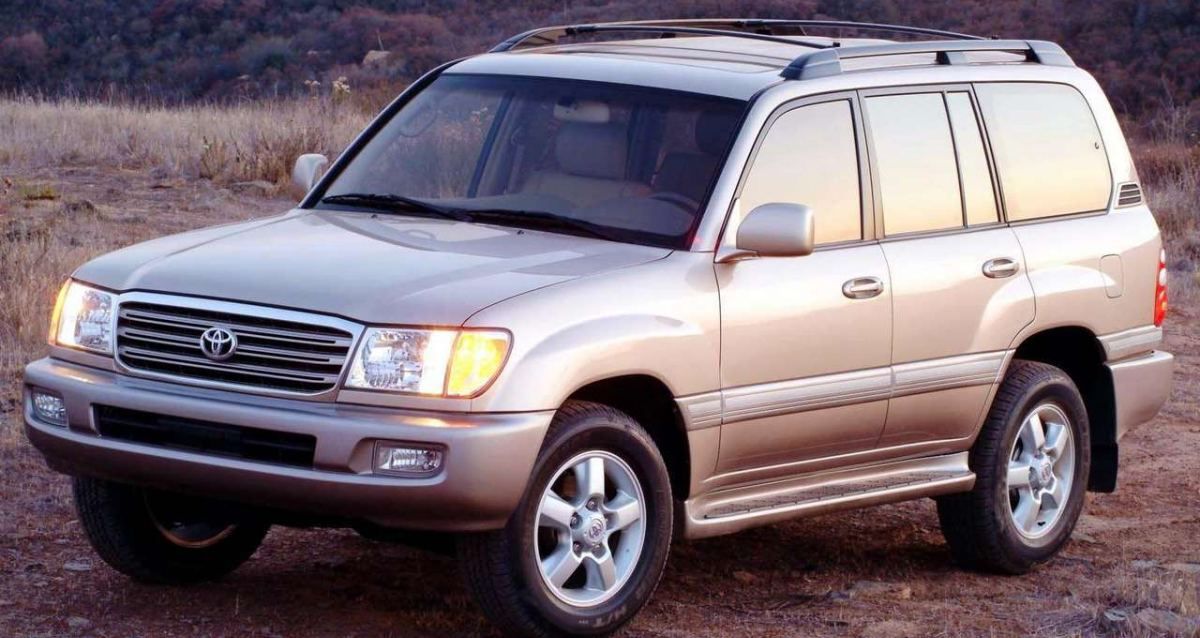 2003 Toyota Land Cruiser 100 Series on the road