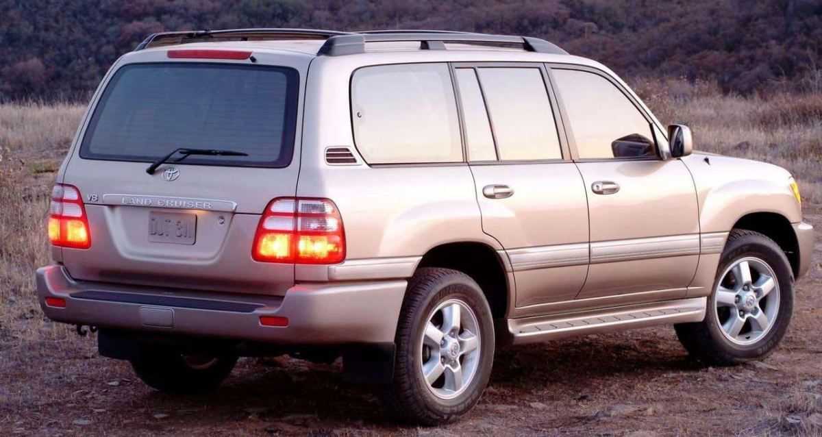 2003 Toyota Land Cruiser 100 Series on the road
