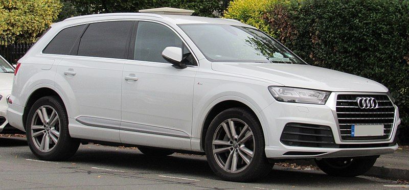 White 2017-Audi-Q7 on the side of the road