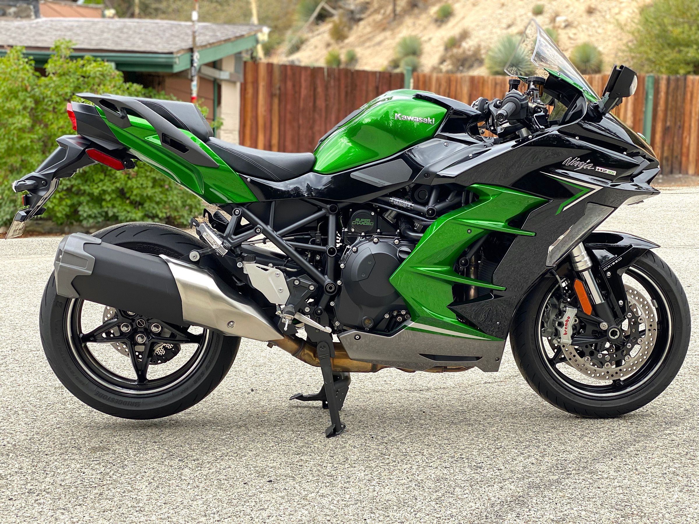 2022 Kawasaki Ninja H2 SX SE green, black, gray pipe-side