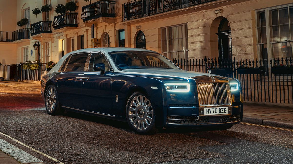 2022-Rolls-Royce-Phantom-(Black)---Front-Left