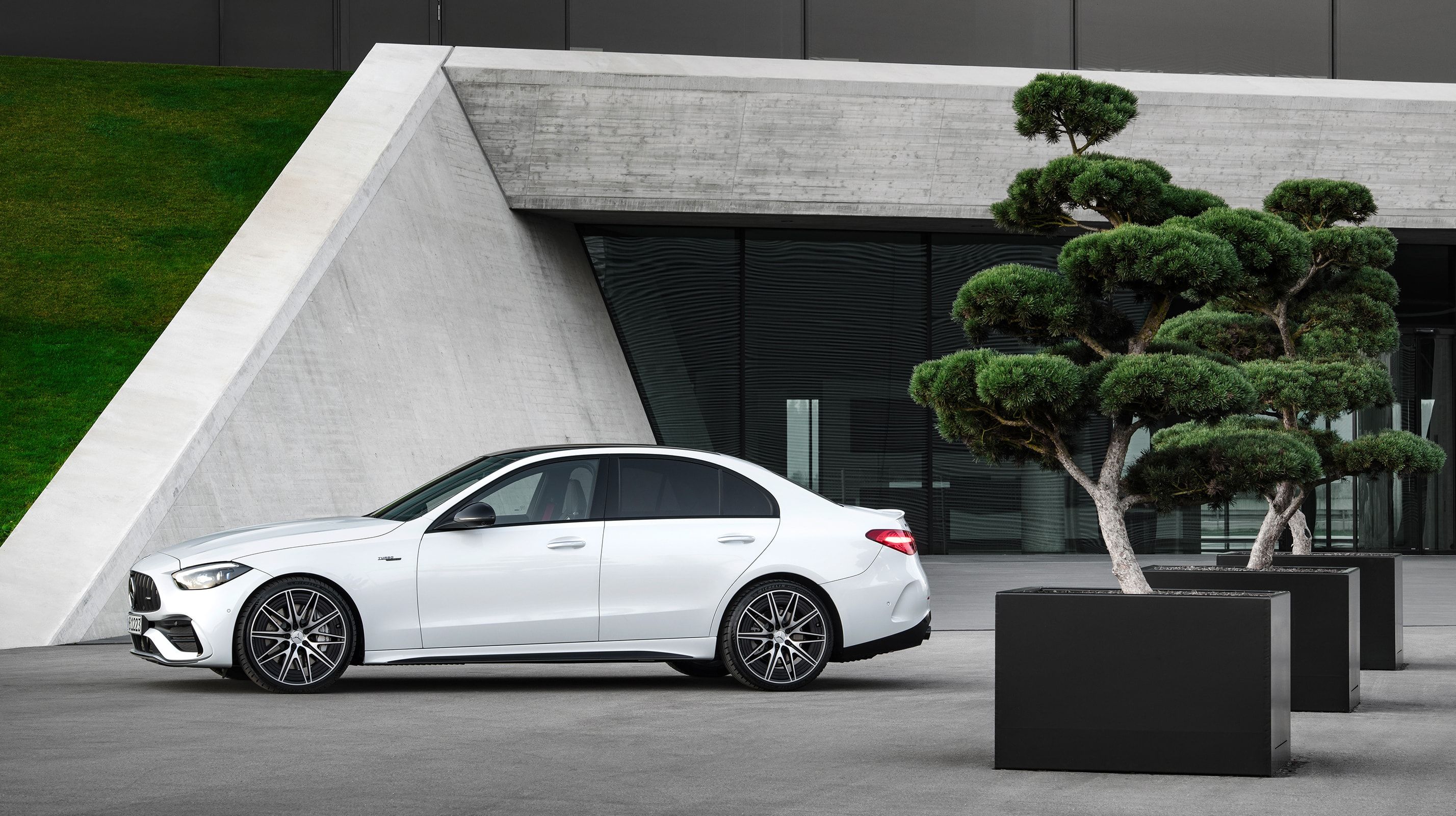 2023-AMG-C43-SEDAN-FMG-016-WP