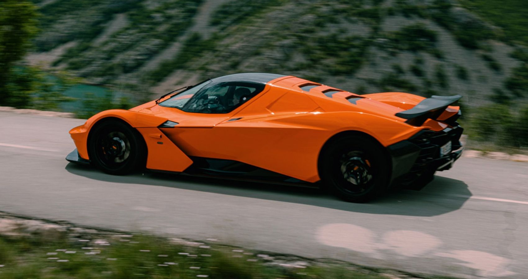 Side look of the 2023 KTM X-Bow GT-XR