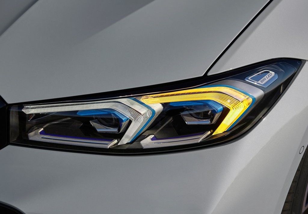Detalles de los faros delanteros grises del BMW Serie 3 2023