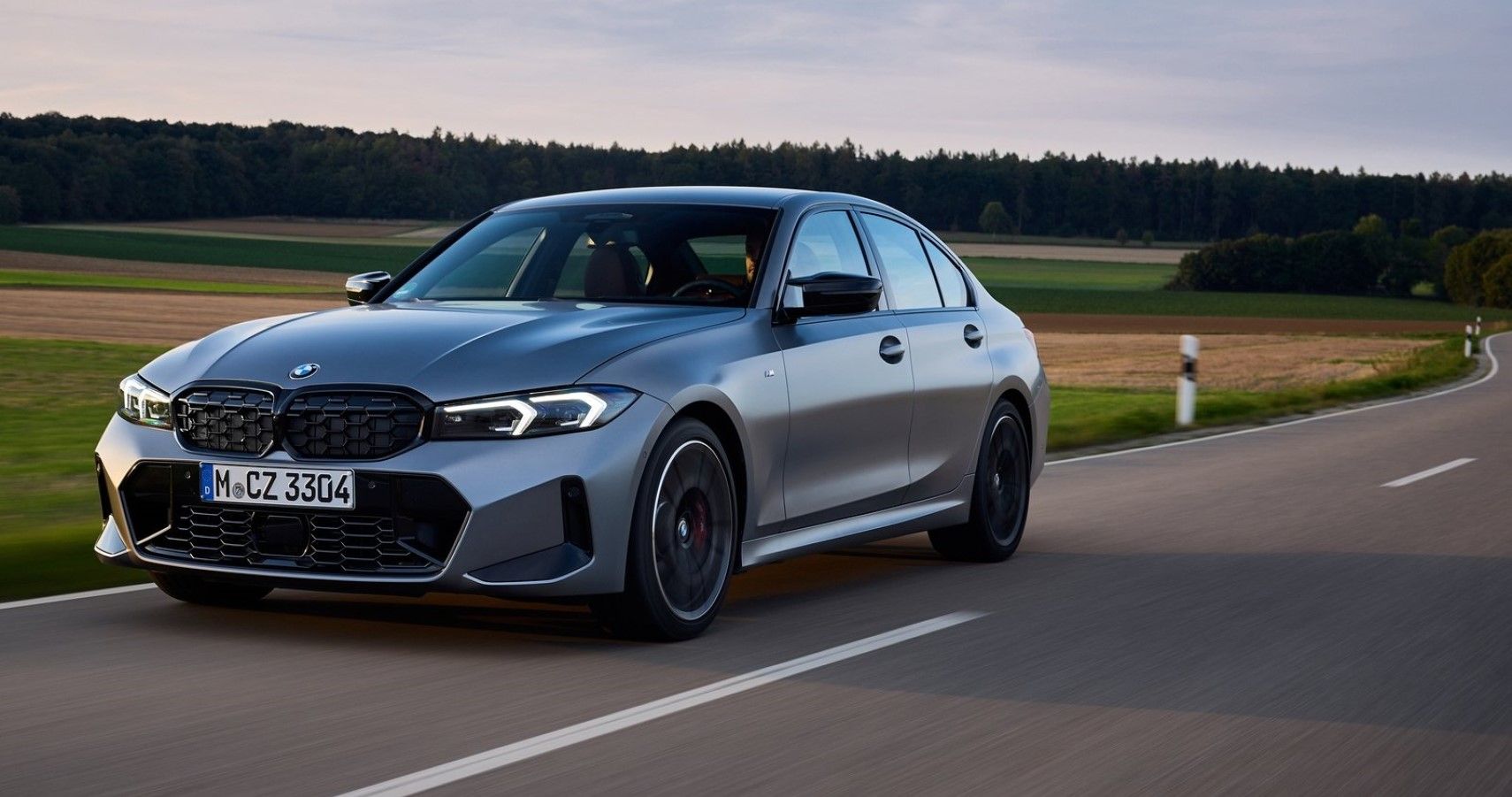 BMW M340i 2023 acelerando vista frontal del tercer cuarto