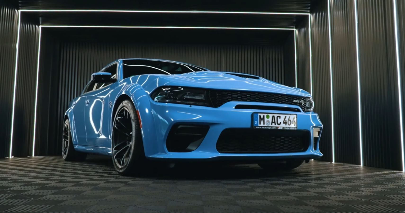 Carregador DriveTribe embrulhado em vista frontal azul glaciar