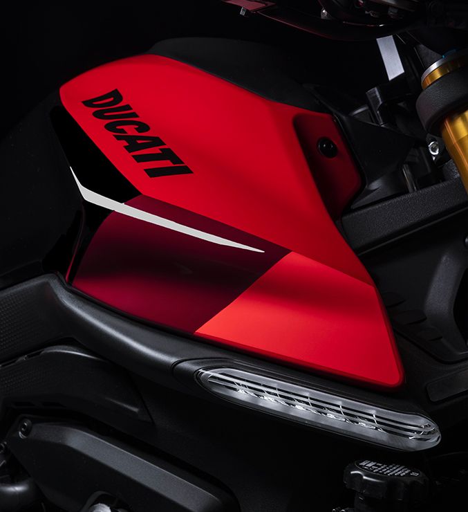 Ducati-Monster-SP-MY23-overview-carousel-imgtxt-02-677x740