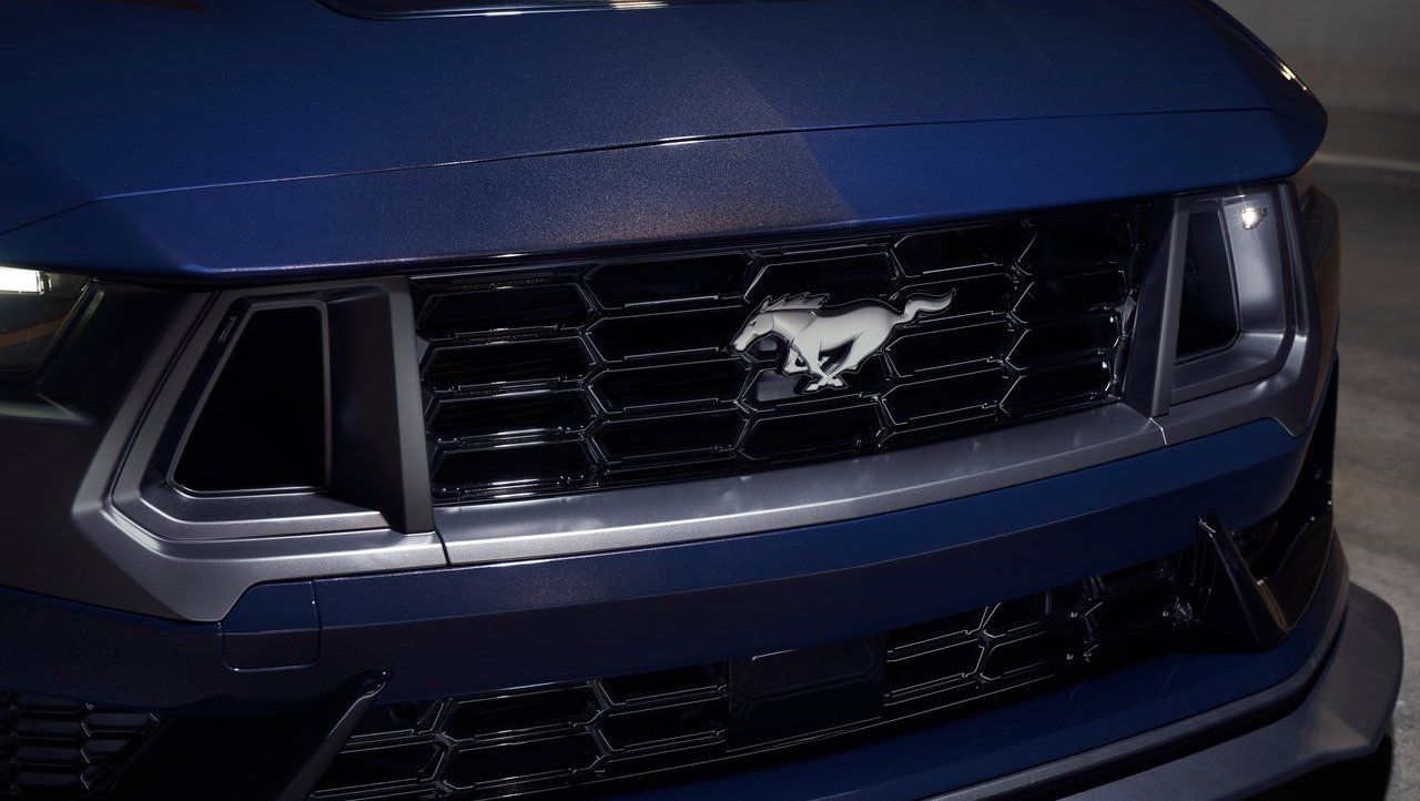 Ford-Mustang_Dark_Horse-2024-Grille