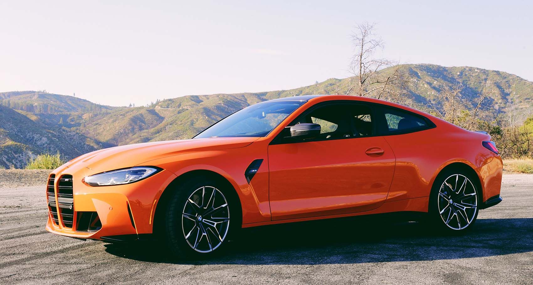 BMW M4 2022 года вид сбоку