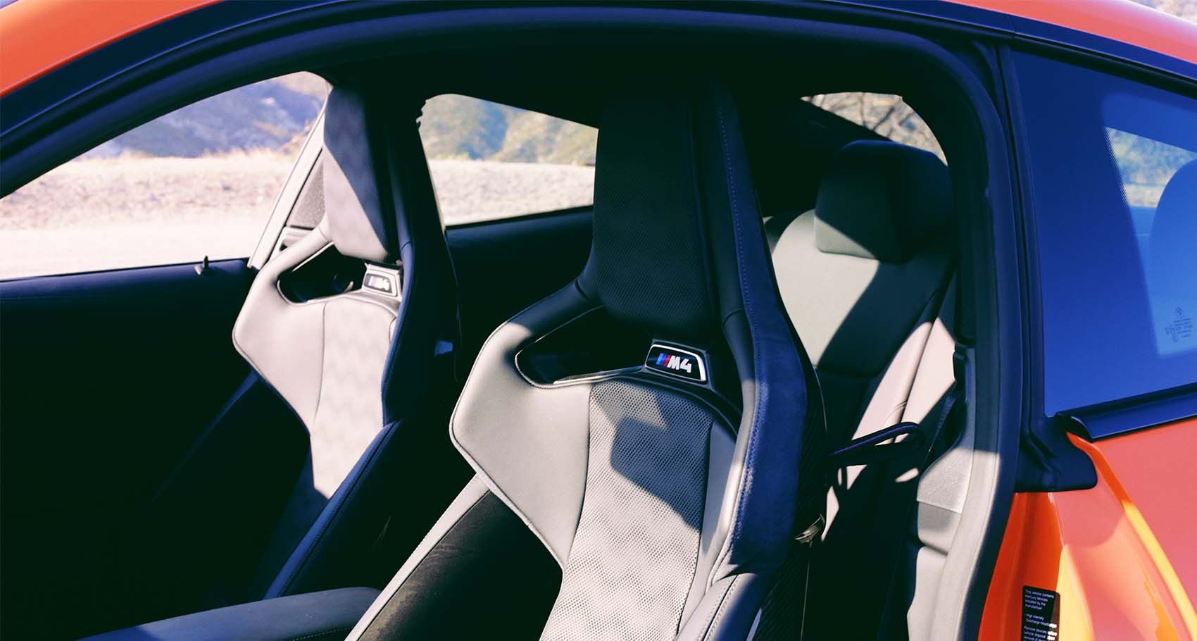 Спортивные сиденья в салоне BMW M4 2022 года