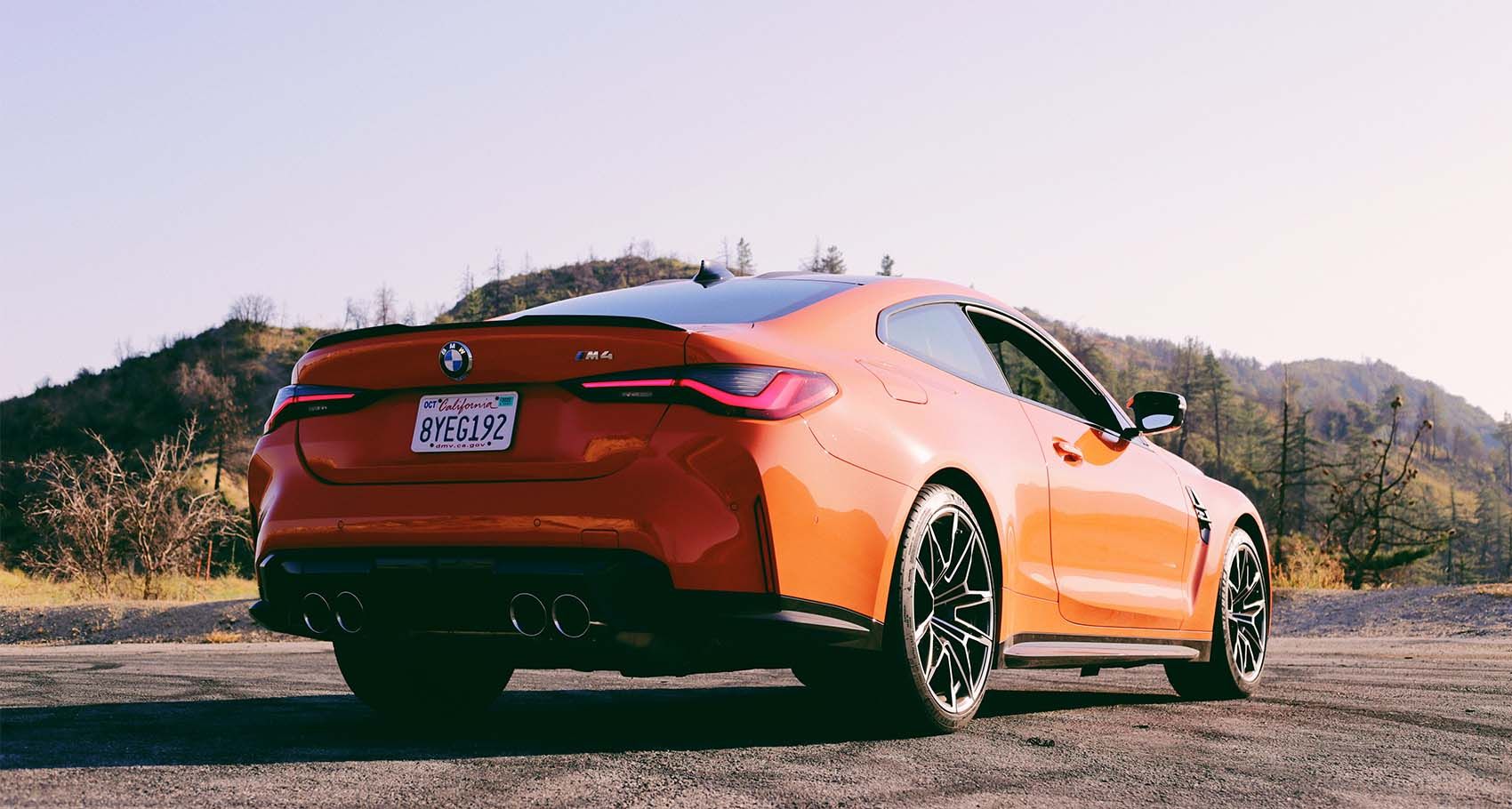 2022 BMW M4 вид сзади в четверти низкий