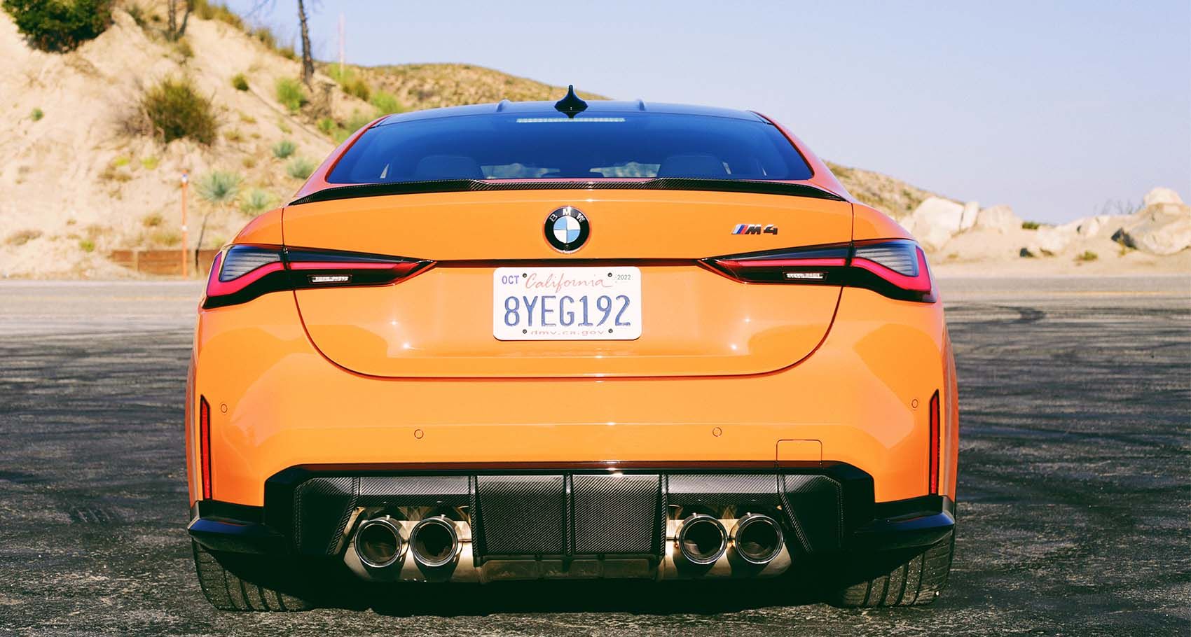 Вид на задний багажник BMW M4 2022 года