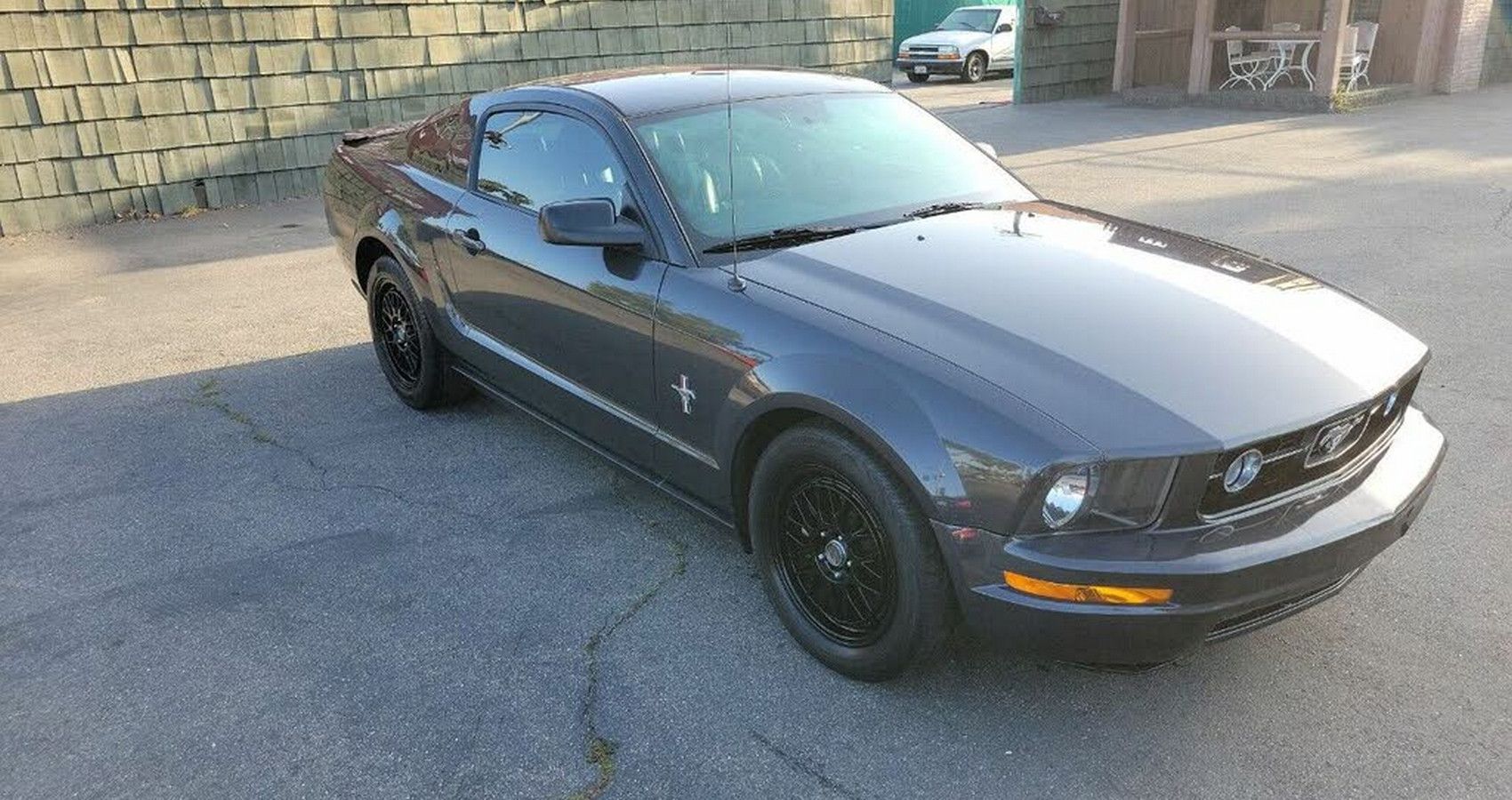 Mustang V6 Premium - Front