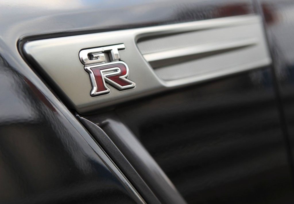 Nissan-GT-R-2012-Badging