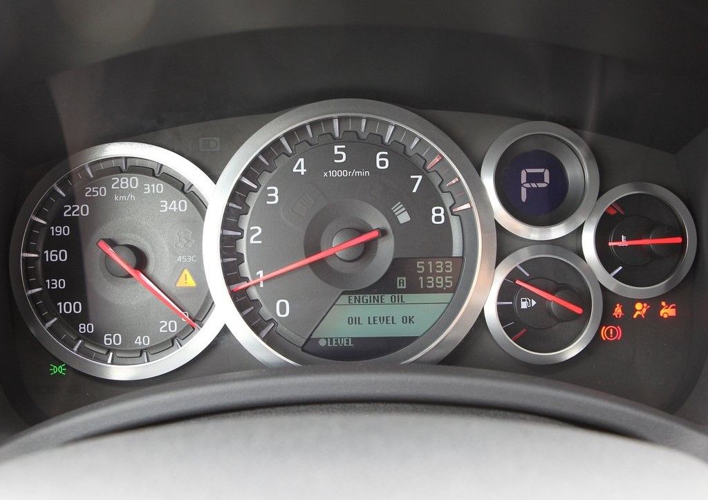 Nissan-GT-R-2012-dials
