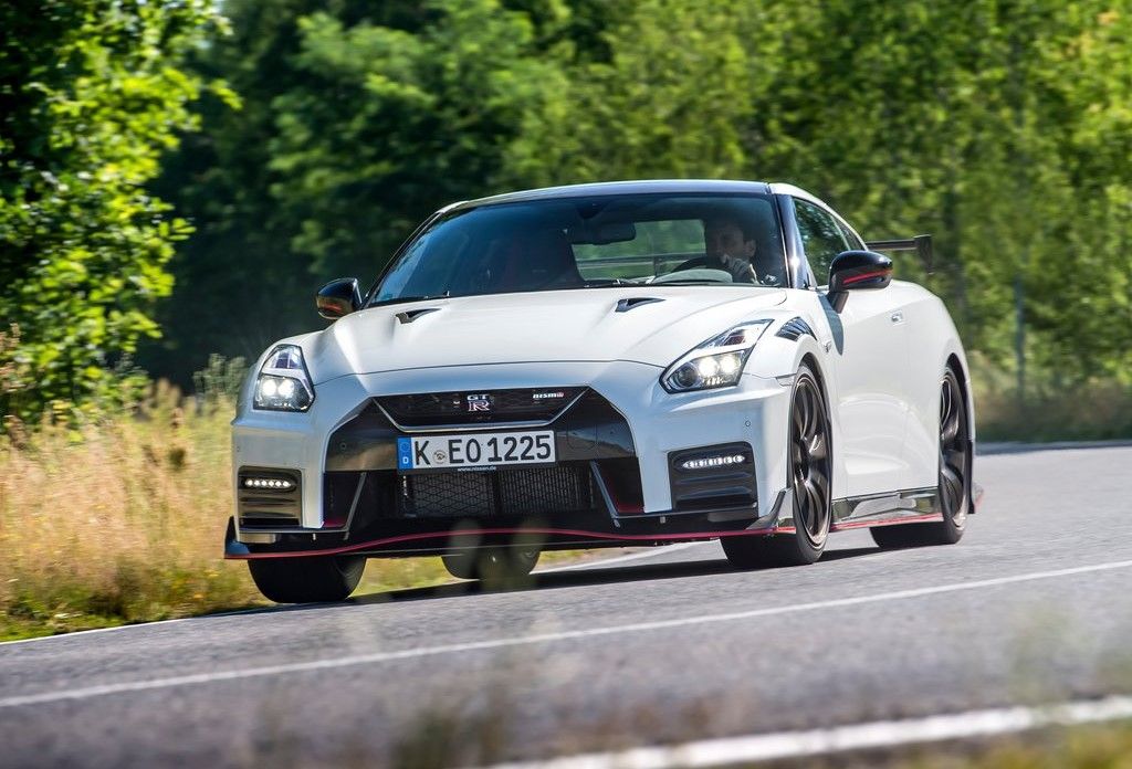 Nissan-GT-R_Nismo (White) - Front