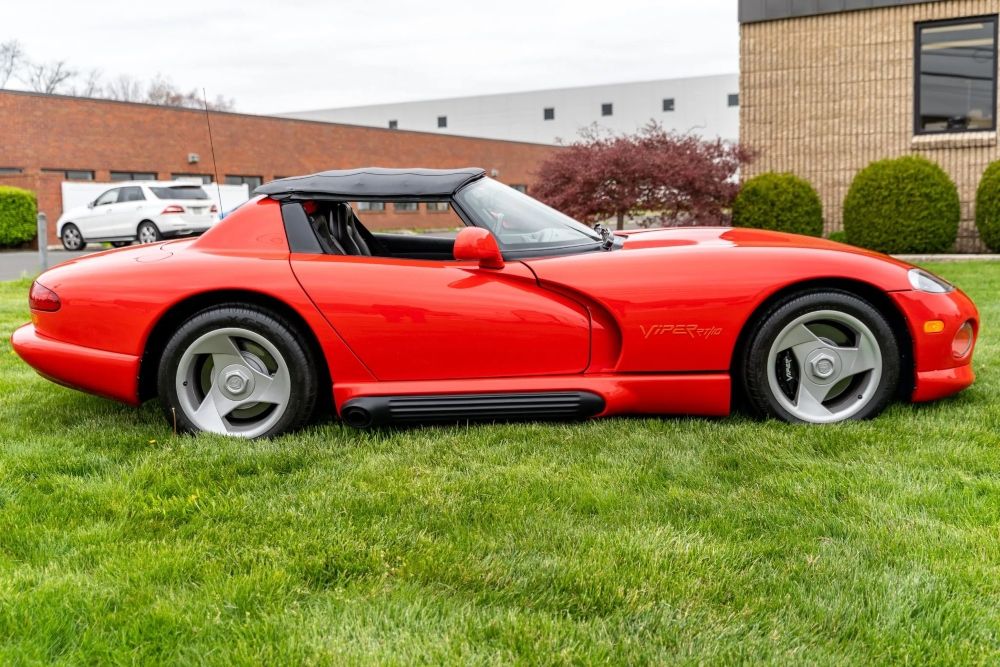 Red 1992 Dodge Viper RT/10 side 