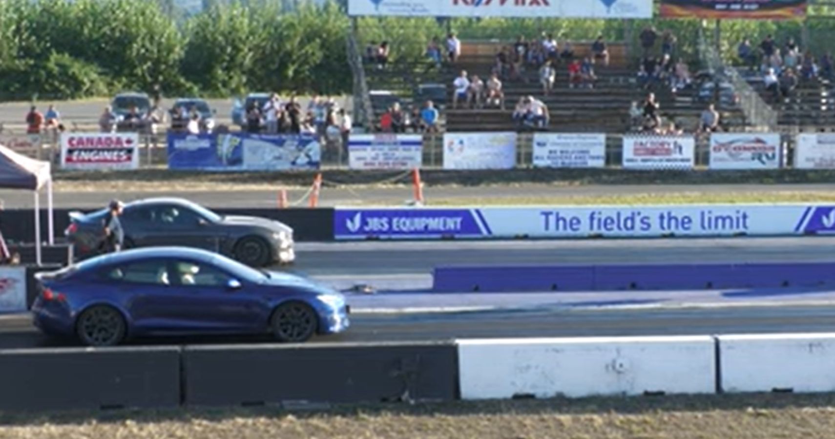 Tesla Model S Plaid Against A Ford Mustang Shelby GT350 Drag Race 