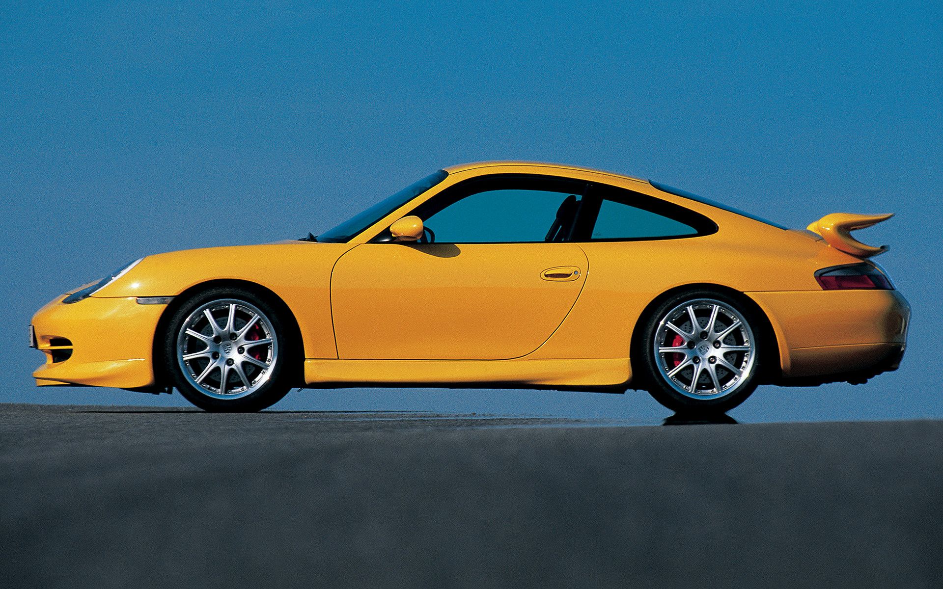 The side view of the first Porsche 911 GT3.