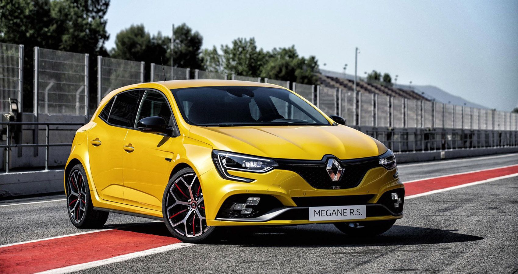yellow-renault-megane-rs-trophy-front-angle